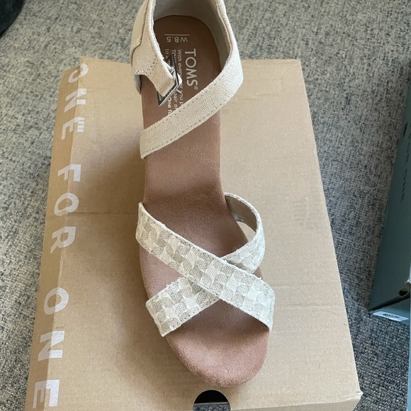 Toms wedges (still has tags) - Picture 2 of 2